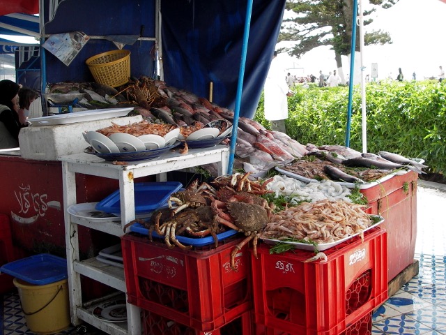 エッサウイラの屋台。好きな魚を指定すると調理してくれます。